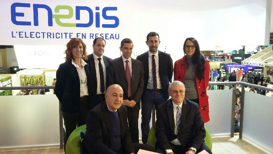 Enedis_BFC's tweet photo. #Endirect, @enedis_bourg renouvelle sa convention de partenariat avec l'#AMF89, en présence de @AomarMahfoud, son Président , @lp_perrault, Directeur régional d'@enedis_bourg et de Francis Cahon, Directeur territorial #Yonne au @salondesmaires #servicepublic https://t.co/nMsulU0lEs