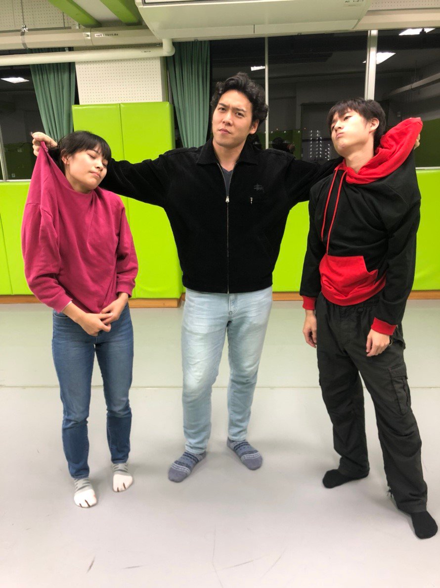 akt_stage's tweet photo. 青春かけおち篇稽古でございました！！
ここでトラブルが。
井上と尾崎が演劇の方向性の違いで喧嘩をし始めてしまいました。
なんと稽古場でとっ掴み合い
ここで先輩の此村は両成敗
熱くデッドヒートの稽古場ですが喧嘩は良くありません
二人は仲直りするのでしょうか…
いやぁ青春だなぁ。
#AKT2018 https://t.co/zfYwWWlb4q
