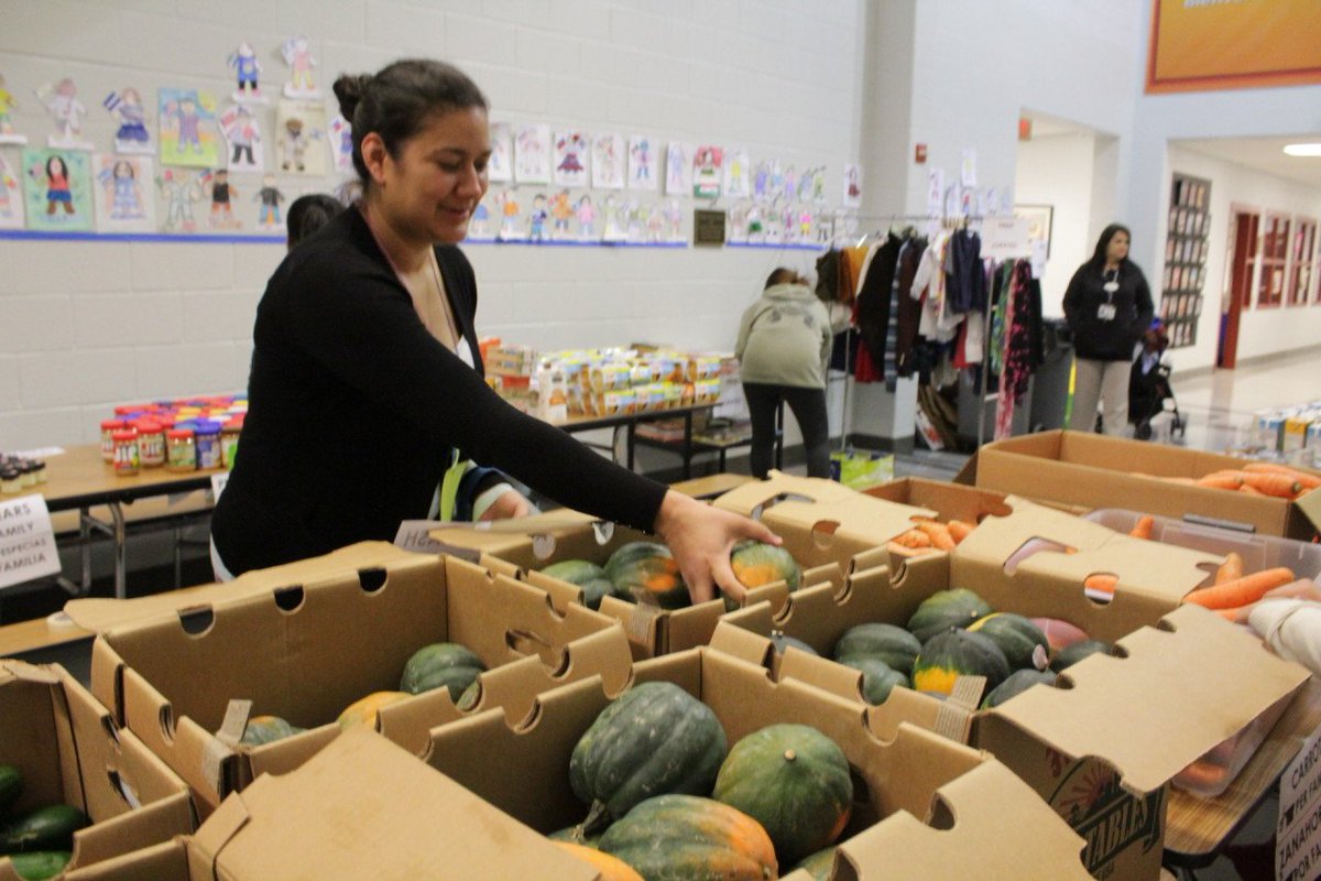 MannaFoodCenter's tweet photo. Thank you to the student volunteers & staff at Harmony Hills ES for hosting an excellent pre-Thanksgiving Family Market. #SmartSacks @MCPS https://t.co/zmSJisnrbg