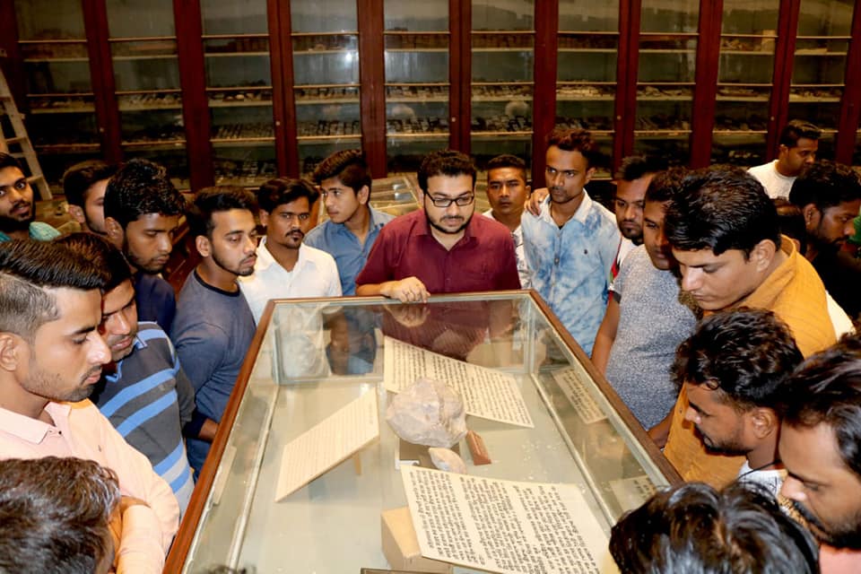 IndianMuseumKol's tweet photo. As part of the ongoing observance of Quami Ekta Week (#NationalIntegrationWeek) #IndianMuseum organized a special visit of #minorities from Cossipore. A tour was organised for these youth, giving them an opportunity to be able to acquaint themselves with the rich heritage. https://t.co/TwZk8dGVV7