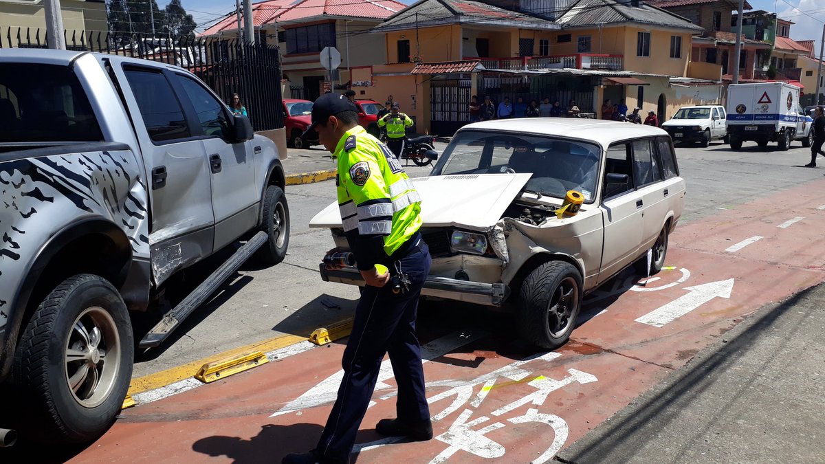 elmercurioec's tweet photo. #Cuencs: Un transeúnte fallece atropellado tras choque de vehículos en calles Alfonso Moreno Mora y Ezequiel Márquez. Personal de Tránsito efectúa averiguaciones.
#MercurioEc| KOQ https://t.co/1UXoMyaeDo