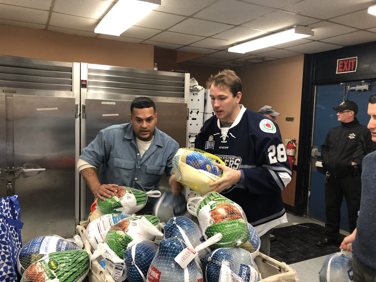 PaulHarrisJr10's tweet image. Nick Bligh, @Dotes28, @Myzie35, @RailersBC, and I volunteered at the Friendly House of Worcester this morning! We helped prepare and distribute Thanksgiving meals to those in need in the greater @TweetWorcester community! 🦃 

@ECHL @RailersHC