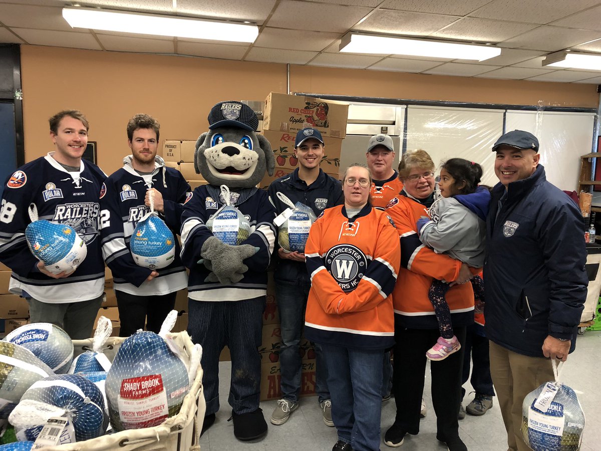 PaulHarrisJr10's tweet image. Nick Bligh, @Dotes28, @Myzie35, @RailersBC, and I volunteered at the Friendly House of Worcester this morning! We helped prepare and distribute Thanksgiving meals to those in need in the greater @TweetWorcester community! 🦃 

@ECHL @RailersHC