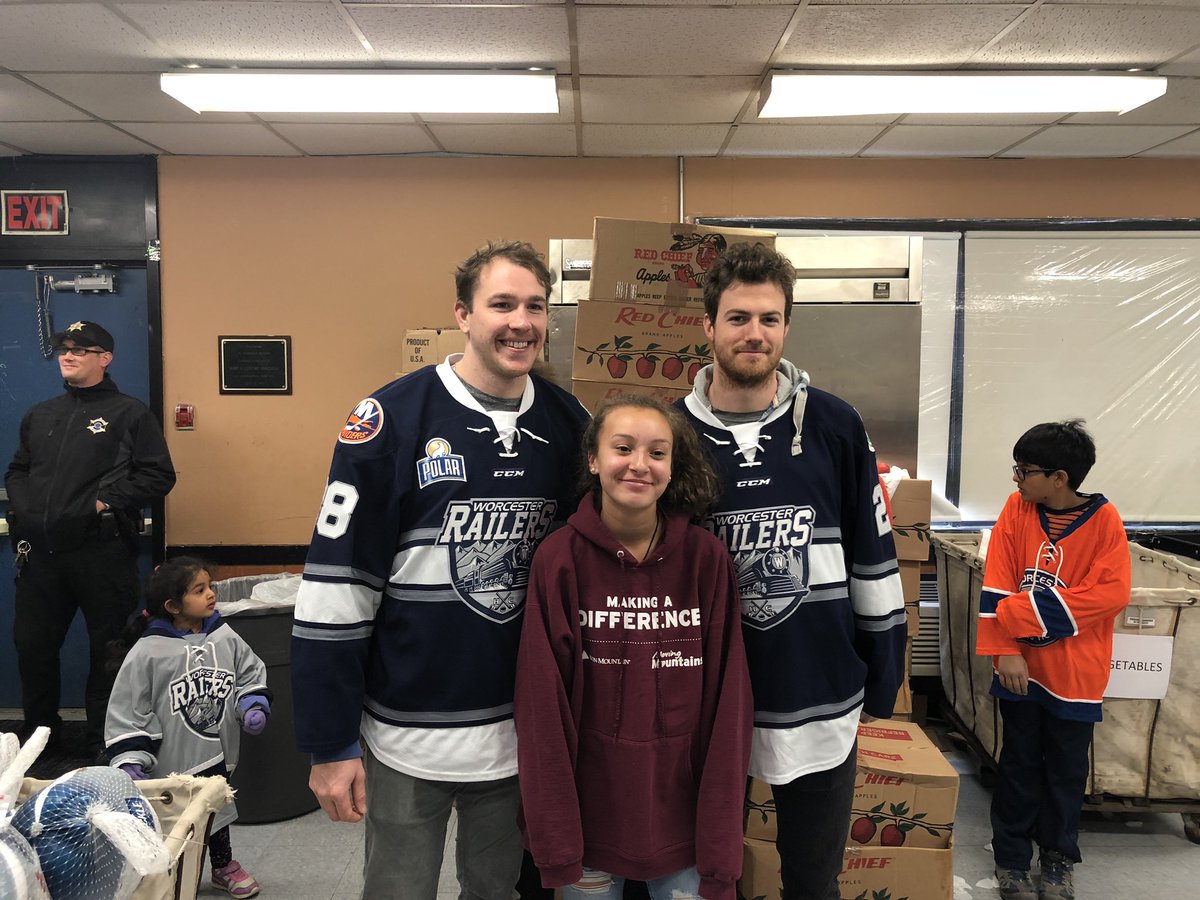PaulHarrisJr10's tweet image. Nick Bligh, @Dotes28, @Myzie35, @RailersBC, and I volunteered at the Friendly House of Worcester this morning! We helped prepare and distribute Thanksgiving meals to those in need in the greater @TweetWorcester community! 🦃 

@ECHL @RailersHC