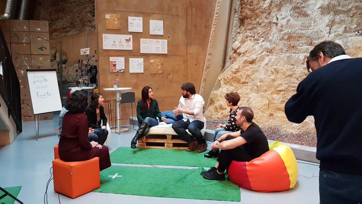 OviedoEmprende's tweet photo. Hoy estamos el @taluderia es un estudio de grabación. El resultado lo veremos proximamente. El tema: #OviedoEmprende contado por quienes hacen uso de los servicios, conducidos por Pablo Moro. Os seguiremos informando. 👏👏👏👏👏 https://t.co/6tugBwu0pe