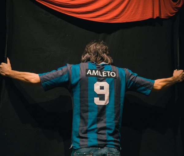 "To be o FB?" Venite a scoprire il teatro contro-temporaneo di
"Amleto take away" della compagnia Berardi Casolari - Domani sera, alle 21