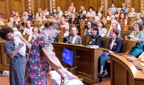 Tumultartige Szenen: Ratspräsident wirft Grossrätin wegen Baby aus dem Saal dlvr.it/Qrn7d9