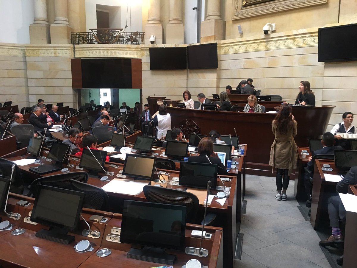VenceAlCorrupto's tweet photo. Sigan en vivo la transmisión de las Comisiones Primeras de Cámara y Senado https://t.co/cfAFG5iQaV 

Arranca debate sobre conflictos de interés y después viene debate sobre rendición de cuentas ¡Únanse! 

#ProyectosAnticorrupción 
#CongresoRindaCuentas https://t.co/CtvM3qnP3T