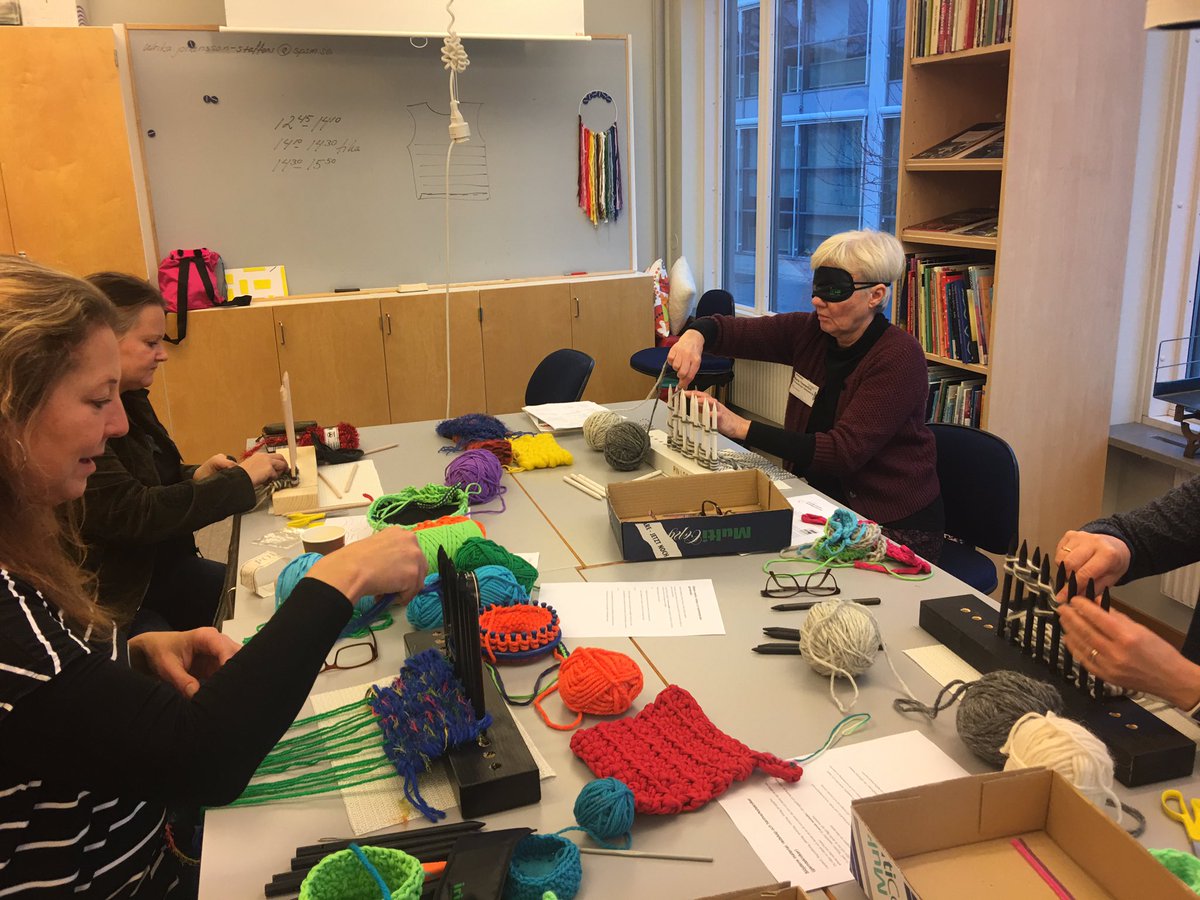 ulrikastaffans's tweet photo. Har nu kurs på SPSM Rc Syn för textillärare som undervisar elev med blindhet. Här provar de på att väva på en pegloom #spsm #blindhet  #textilslöjd #srf https://t.co/C1YSpoID7Q