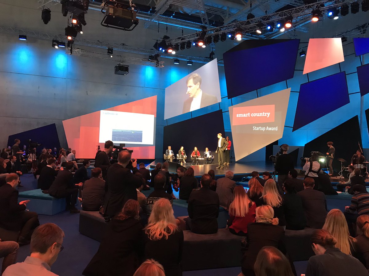 SmartCountryCon's tweet photo. Runde 1: @hawadawalabs, @Solmove1 und @vialytics pitchen in der Kategorie Smart City. #scsa18 #sccon18 @SmartCountryCon https://t.co/amlQatPXDY
