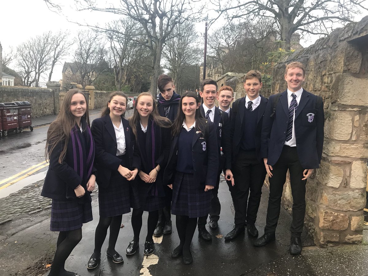 TGALanguages's tweet photo. Fun day out meeting and mingling with St Andrews University Modern Languages department and students 🇫🇷 🇪🇸. #standrews #careers #languagesmatter @GlasgowAcademy https://t.co/rwKKXXcEFl