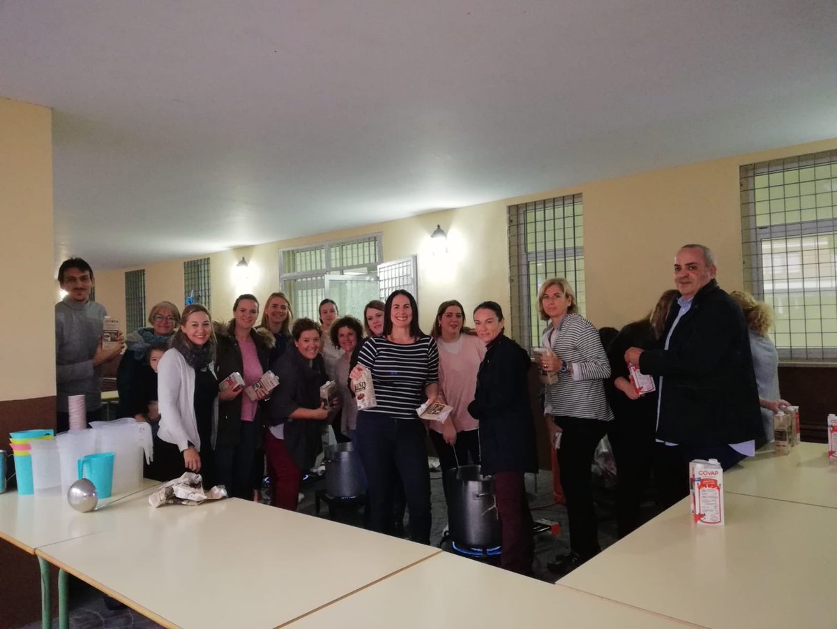 presentacionMLG's tweet photo. #NiñaMaria2018 🌸

Ni la lluvia nos ha impedido celebrar este #21noviembre con la misma emoción de todos los años. Gracias a todos nuestros alumn@s, en especial a  #2bachillerato, al @AMPAPrese y a todos los profesores que han hecho de hoy un día #especial . 
Hoy es la fiesta✨ https://t.co/LkhGnQ2jsk
