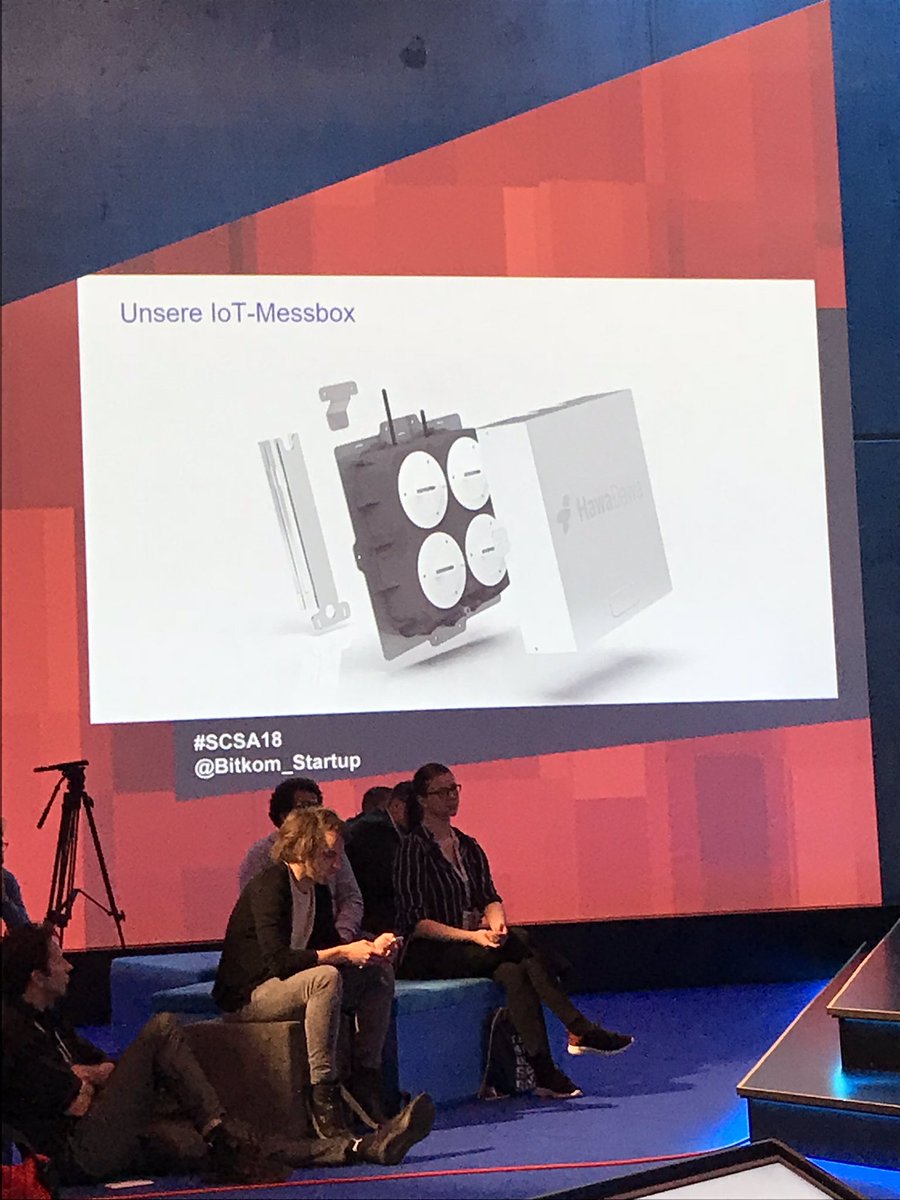 Bitkom_Startup's tweet photo. Das letzte unserer #SmartCity #Startups @hawadawalabs präsentiert ihre Heatbox, die Luftdaten misst, die später in einer intelligenten Heatmap ausgewertet werden: Städte können die Luftqualität besser messen und gegen Verschmutzungen vorgehen! #scsa18 #sccon18 @SmartCountryCon https://t.co/Y6bV11ZFj4