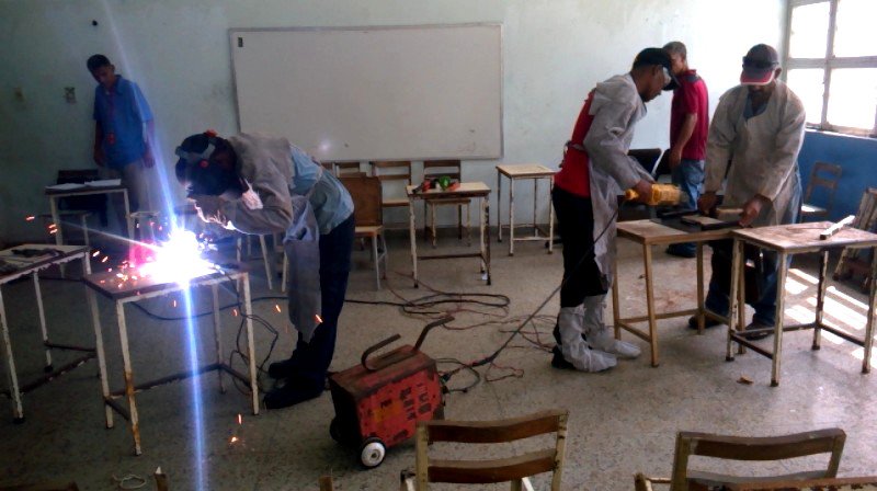 AuditoriaINCES's tweet photo. Chambistas varguenses también se suman a la reparación de mesas-sillas. #incesrecuperamiescuela (Lee + por aquí): https://t.co/xDPkGVsA2c https://t.co/vBZWtCo0h3