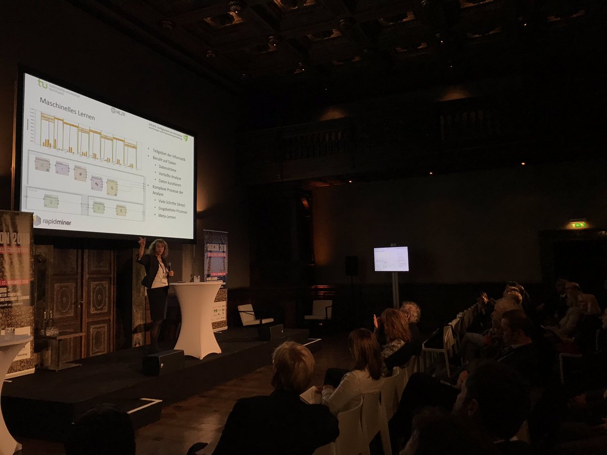 Schupo's tweet photo. #DIGICON2018 von @digitaleweltmag in #München: Zwei Tage rund um #Strategie und Anwendung der #Digitalisierung mit Schwerpunkt #MachineLearning – Impulse durch #QuantumComputing #DataMining &amp; #ReinforcementLearning 
Im Bild: @KatharinaJutta während ihres Vortrags. https://t.co/hU4Js7vdMC