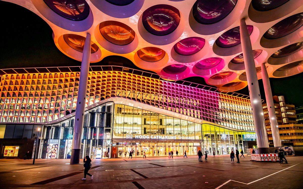 We trakteren de <a href="/GemeenteUtrecht/">Gemeente Utrecht</a> op de lichtshow ‘Connections’, die symbool staat voor <a href="/VodafoneZiggo/">VodafoneZiggo</a>'s netwerk van de toekomst. Tot 27 november elke avond te zien op het stationsplein. #vodafoneziggo #netwerkvandertoekomst vodafoneziggo.nl/connections