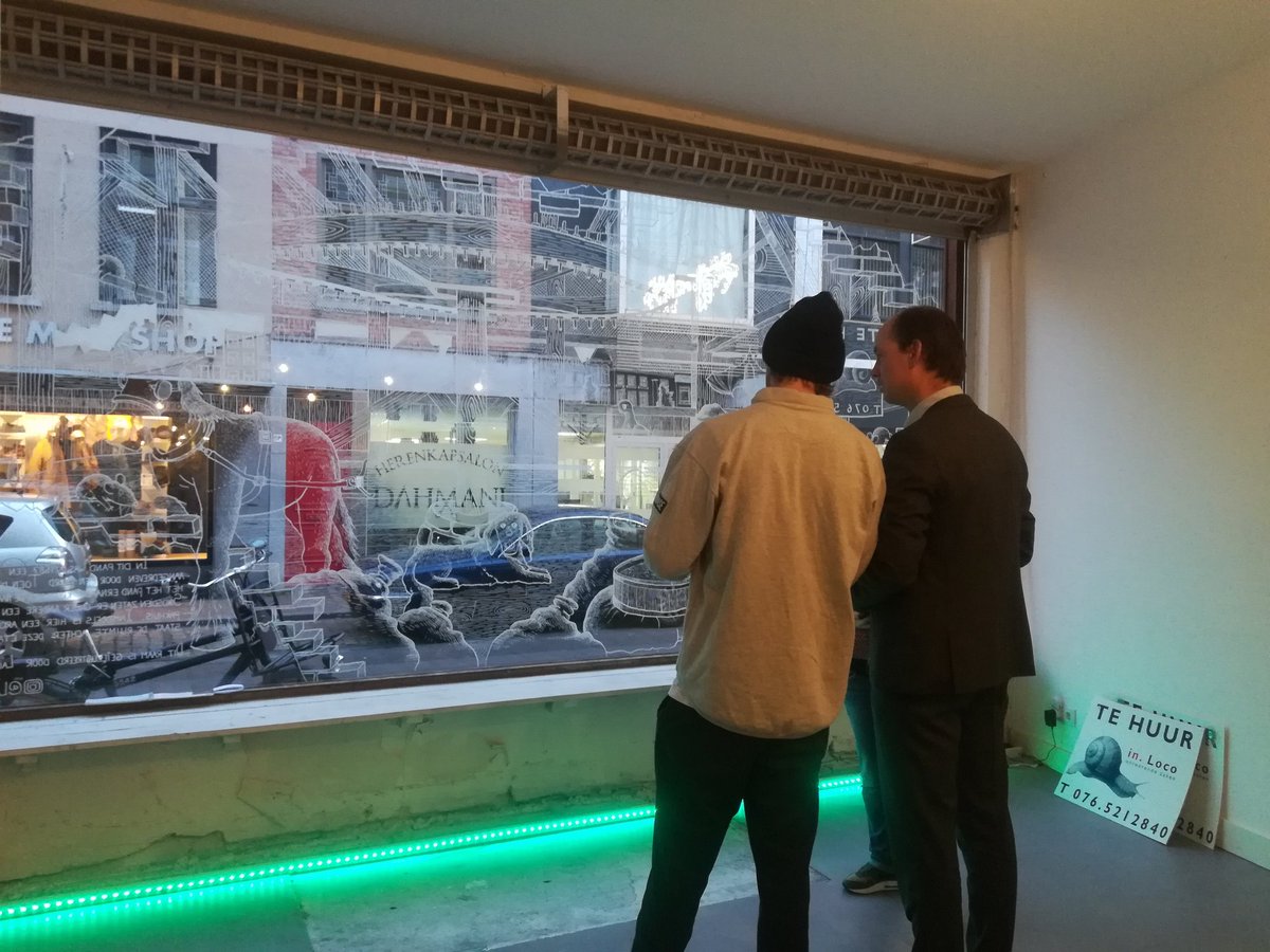 Het eerste #vitrage raam aan de Haagdijk geopend door <a href="/DaanQuaars/">Daan Quaars</a>! Ramen van leegstaande panden worden geïllustreerd met het verhaal van die plek. Mooi initiatief van Lot van de Putte, illustratie door <a href="/illustravels/">laurens van gurp</a> #transformatie #leegstand #Breda