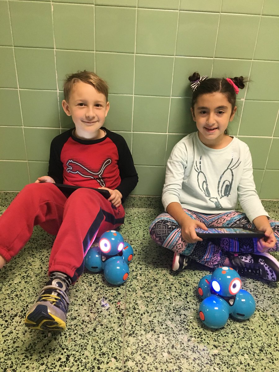 MrsHajart's tweet photo. Having fun in Makerspace lunch! So thankful for our amazing students. #HWOESPride #HWOgden @OgdenElementary https://t.co/bYJPPs9Zh7