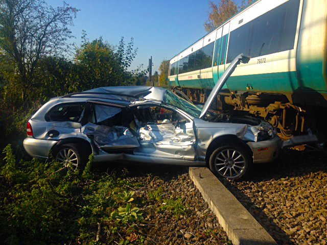 networkrail's tweet photo. ⚠ It's Road Safety Week! Keep safe at level crossings by ALWAYS stopping at the red lights, obeying alarms and following important safety instructions. 🚙🚚

➡ https://t.co/l1UixNpJi2

#StopAtRedLights #RailwaySafety @BTP https://t.co/2cdRlwkKgO