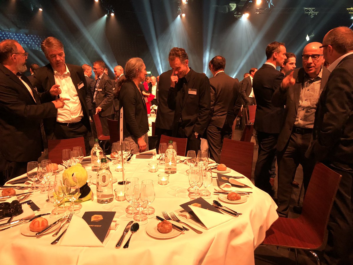 swicoFRA's tweet image. Charmante Gesellschaft an den Swico-Tischen #sdea18  #digitalEconomyAward