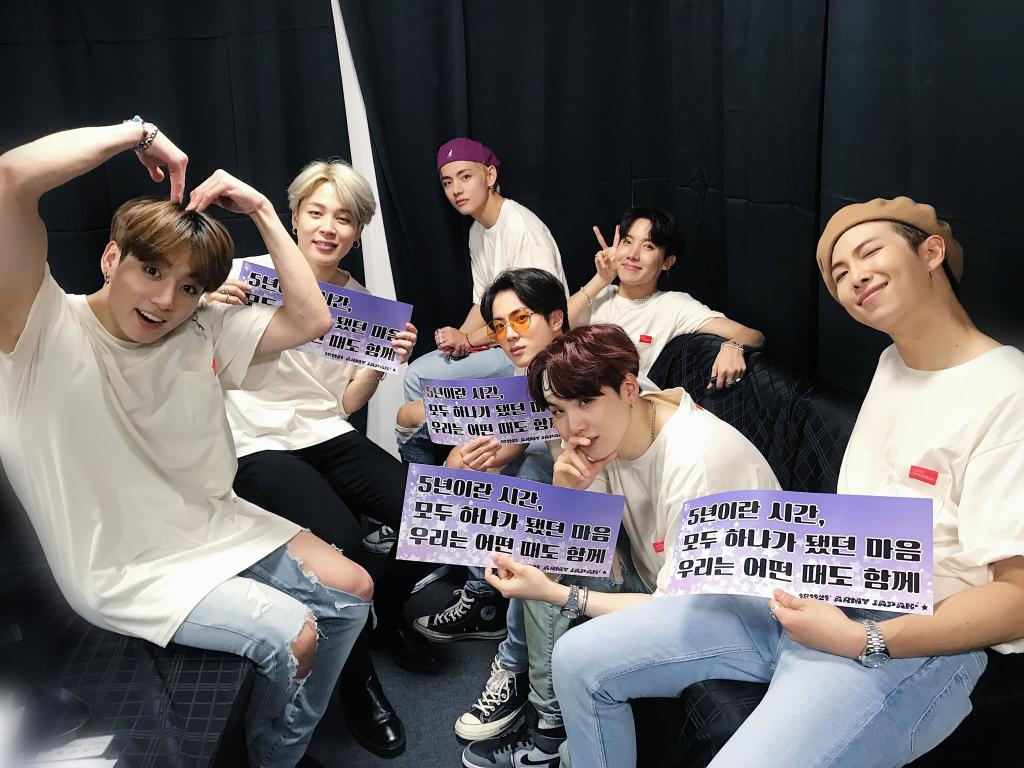 BTSTurkey's tweet photo. [GÜNLÜK OY] BTS'e 'Hayranların Seçimi' oylaması için oy vermek adına, #MAMAVOTE #BTS yazarak 1 tweet atmanız veya bu tweeti retweetlemeniz yeterli. Başka sanatçıların etiketlerini aynı tweete yazmamalısınız ve hesabınız gizli olmamalı~ https://t.co/QOZi6Q38Ct