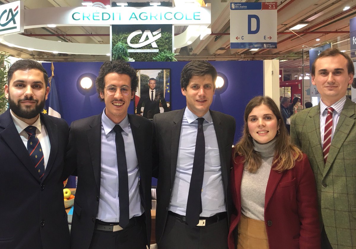 Dauphine_M299's tweet photo. Nos étudiants présents au #SalonDesMairesDeFrance2018 ont eu l’honneur d’échanger avec @J_Denormandie sur les rôles et fonctions d’un ministre. 
Un grand merci à @J_Denormandie pour cet échange très instructif et cette proximité très agréable.
Cc @Paris_Dauphine @IsabelleHuault https://t.co/pkldhUs71a