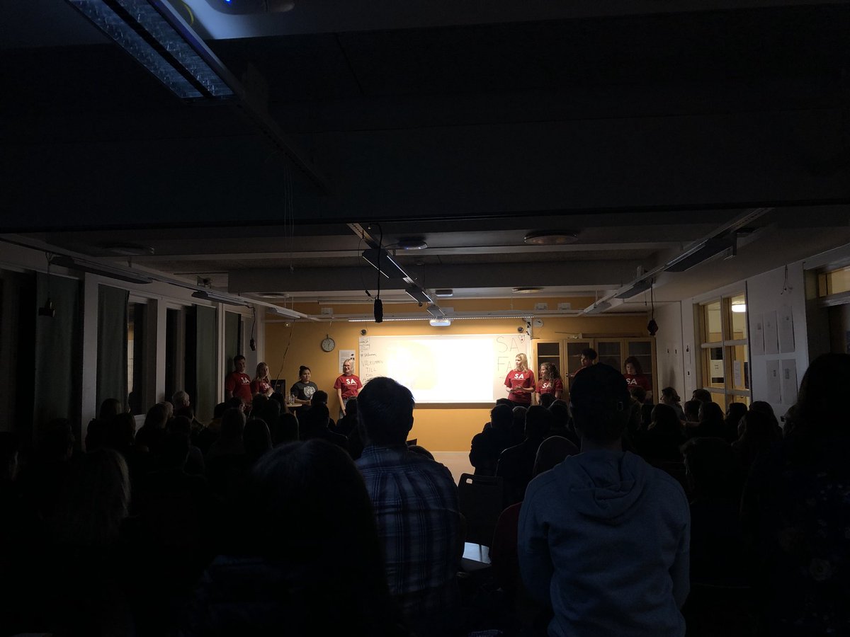 samhallsprogram's tweet photo. Fullt på kvällens första pass! Se till att komma på de andra som är kl 19.00 och 19.45 om ni vill höra mer om samhällsprogrammet! #SABroman https://t.co/IdfPoI3uYy