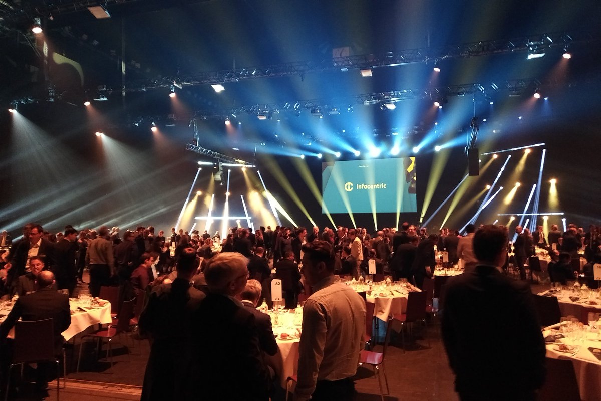 NiKauf's tweet image. Gleich geht es los mit dem ersten #DigitalEconomyAward im Hallenstadion in Zürich. Der Saal ist gut gefüllt... #SDEA18