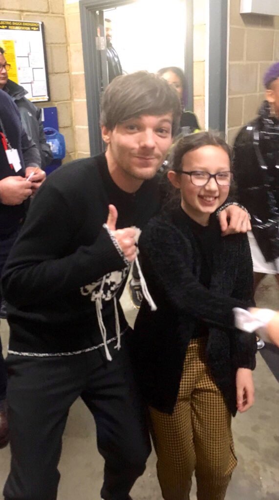 Angiesuph's tweet photo. My daughter had the night to remember joining @DiBarnettArt @DBAFmedia VIP @TheXFactor meeting her idol @Louis_Tomlinson absolutely over the moon ❤️ https://t.co/unQrnp9tsq