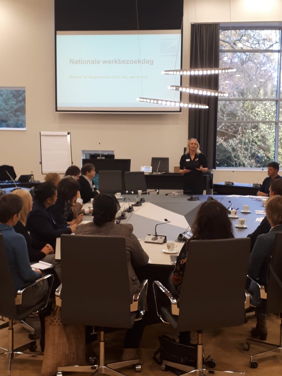 Vandaag vele deelnemers aan de Nationale <a href="/Werkbezoekdag/">Werkbezoekdag</a> die een kijkje in de keuken van  <a href="/gemeentezeist/">Gemeente Zeist</a> hebben genomen . Mijn enthousiastevcollega  <a href="/Roots1971/">Jasja van Rootselaar</a> hier in actie!