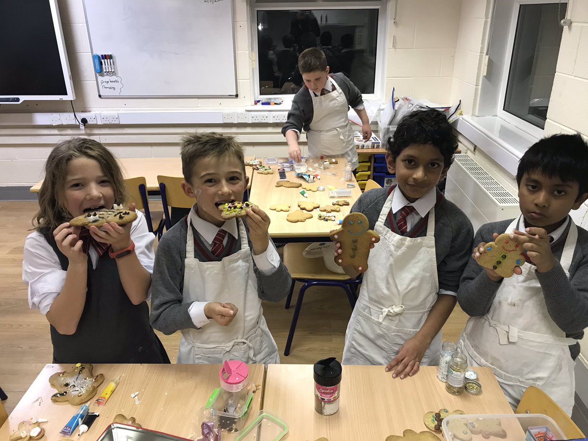 BGS_MiddleSch's tweet photo. Baking Club have loved decorating the gingerbread men they made last week! #BGS_Baking #Christmasbaking #sharing https://t.co/vYVNdYfXXP