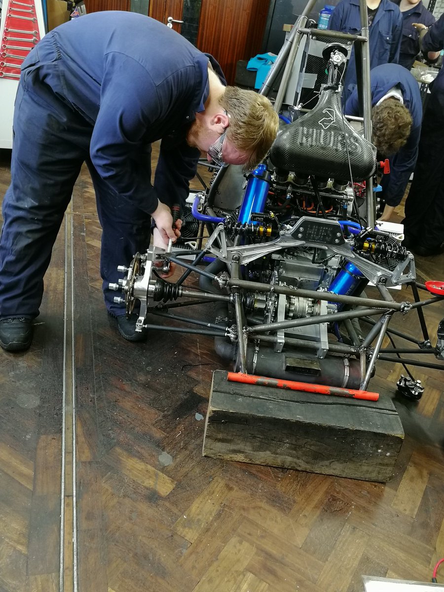 HullFS's tweet photo. Guys and gals at work this afternoon! #CNC @FormulaStudent https://t.co/pG3dmUl2nC