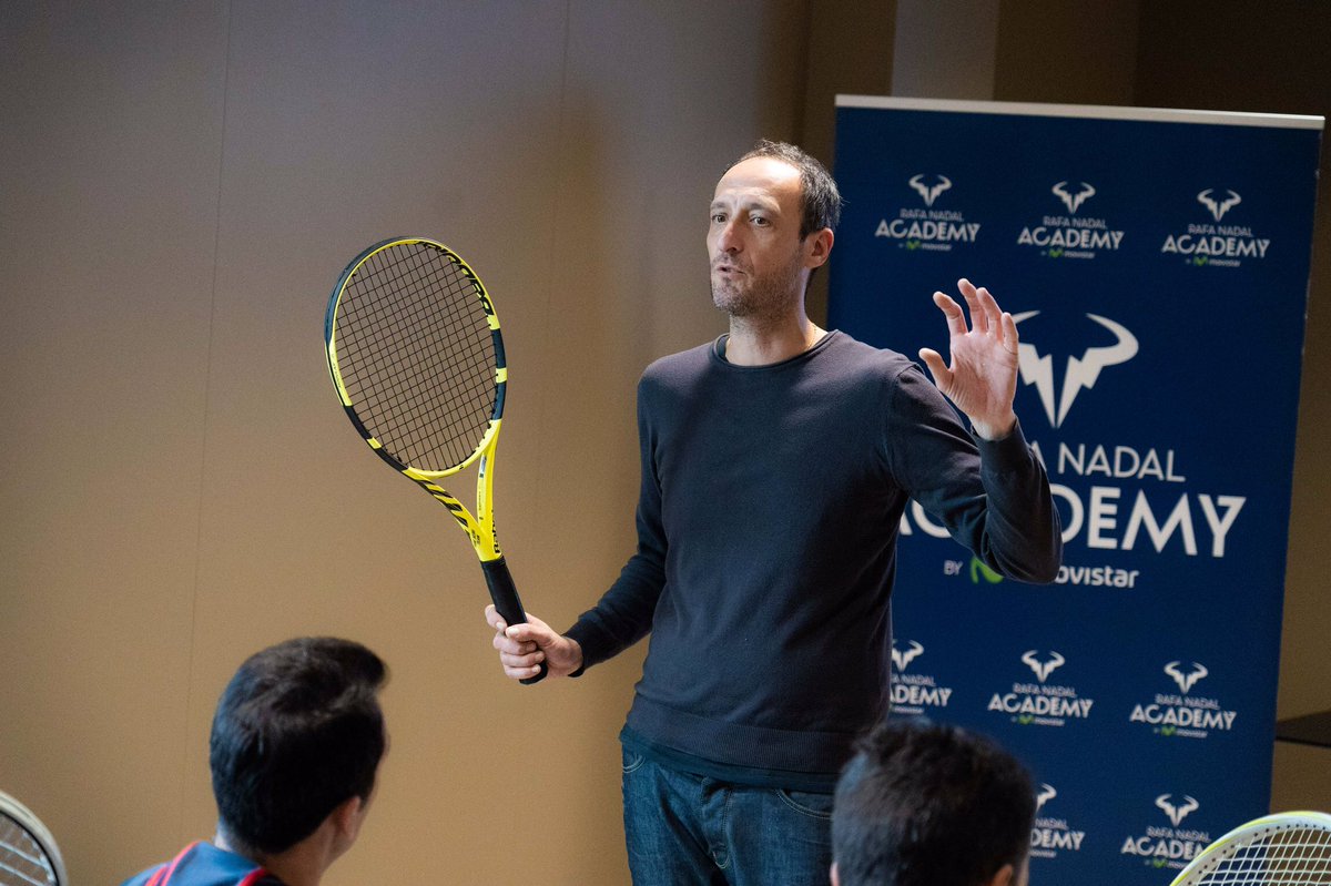 rnadalacademy's tweet photo. Los jugadores del #ToniNadalCamp han aprendido del gran Maestro de los encordadores. ¡Gracias por la sesión @XS_XaviSegura! ¡Esperamos volver a verte pronto en la #RafaNadalAcademyByMovistar! 🤗 https://t.co/5ut1BFFOgP