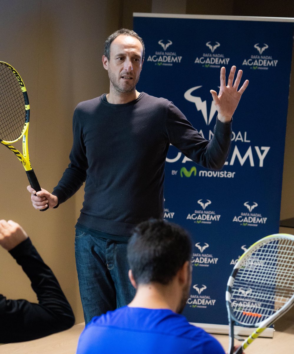 rnadalacademy's tweet photo. Los jugadores del #ToniNadalCamp han aprendido del gran Maestro de los encordadores. ¡Gracias por la sesión @XS_XaviSegura! ¡Esperamos volver a verte pronto en la #RafaNadalAcademyByMovistar! 🤗 https://t.co/5ut1BFFOgP