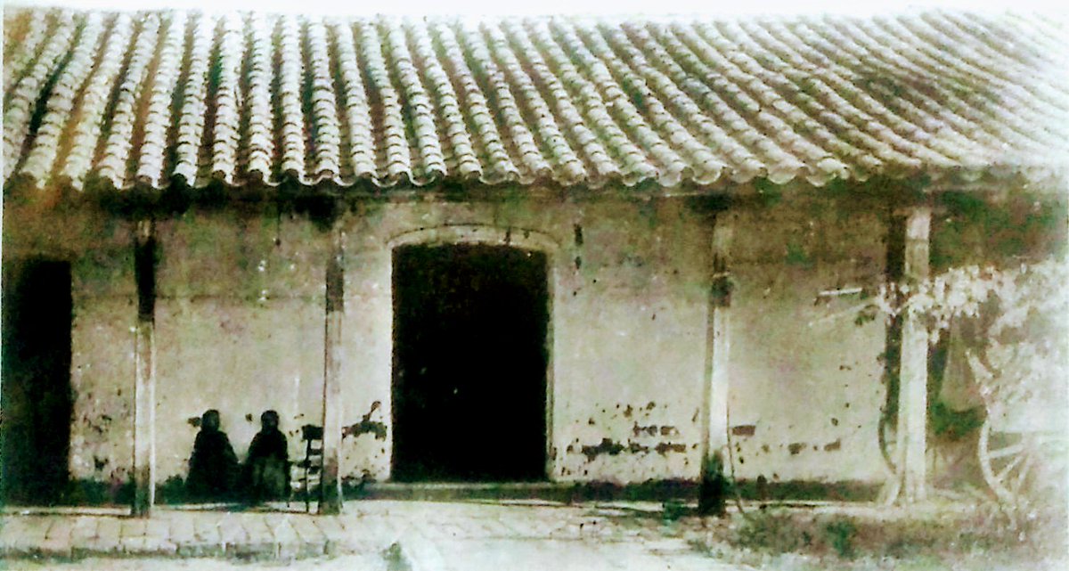 ahtucuman's tweet photo. Sabías que...
En 1869, el fotógrafo Ángel Paganelli tuvo la feliz idea de tomar fotografías sobre papel, de de la casa de los Laguna. La fotografía tuvo muchísima importancia a la hora de reconstruir la Casa Histórica en 1942/43. Fuente: Tucumán el libro del siglo - La Gaceta. https://t.co/QxrP2LVmtx
