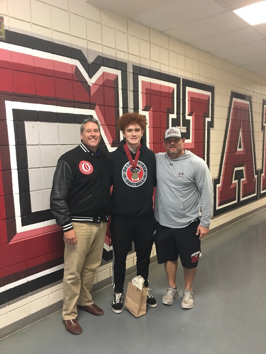 AZGridironClub's tweet photo. Congratulations to @lucas_wright34 of @DesertRidgeHS @dridgeathletics on earning his #EdDohertyAward Nomination Medallion! @CoachHathcock @WardWhickey @BSNSPORTS @vbarbershop #BeRelevant https://t.co/WKfsr1uY1E