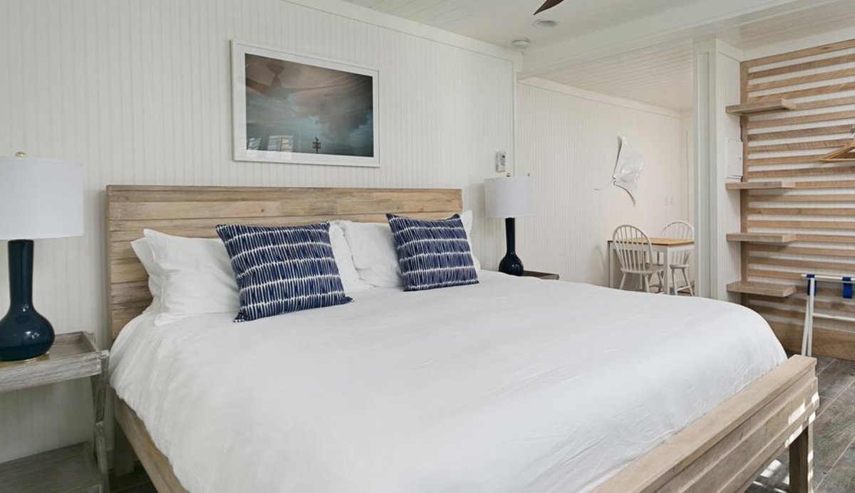 Stay right across the street from white-sand St. Pete Beach! $155/night for adorable studios with complimentary breakfast &amp; WiFi bit.ly/2qX9H6b #florida #traveldeals #vacationrentals #wanderlustwednesday