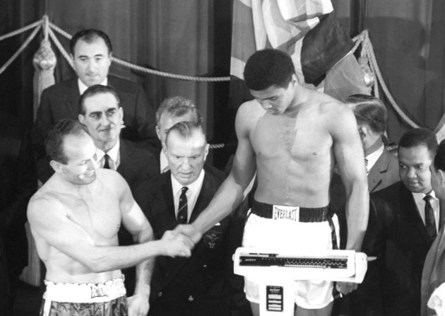TopHeavyweights's tweet photo. Blue Plaque honouring champion boxer Sir Henry Cooper is first commemoration in Wembley for 40 years https://t.co/JyxiWfOZpq #Boxing #BoxingHistory #London #Wembley #TopHeavyweights @wembleystadium @ssearena @ClubWembley @WembleyPark #HenryCooper #AliCooper #HeavyweightBoxing https://t.co/BHwn9MDymr