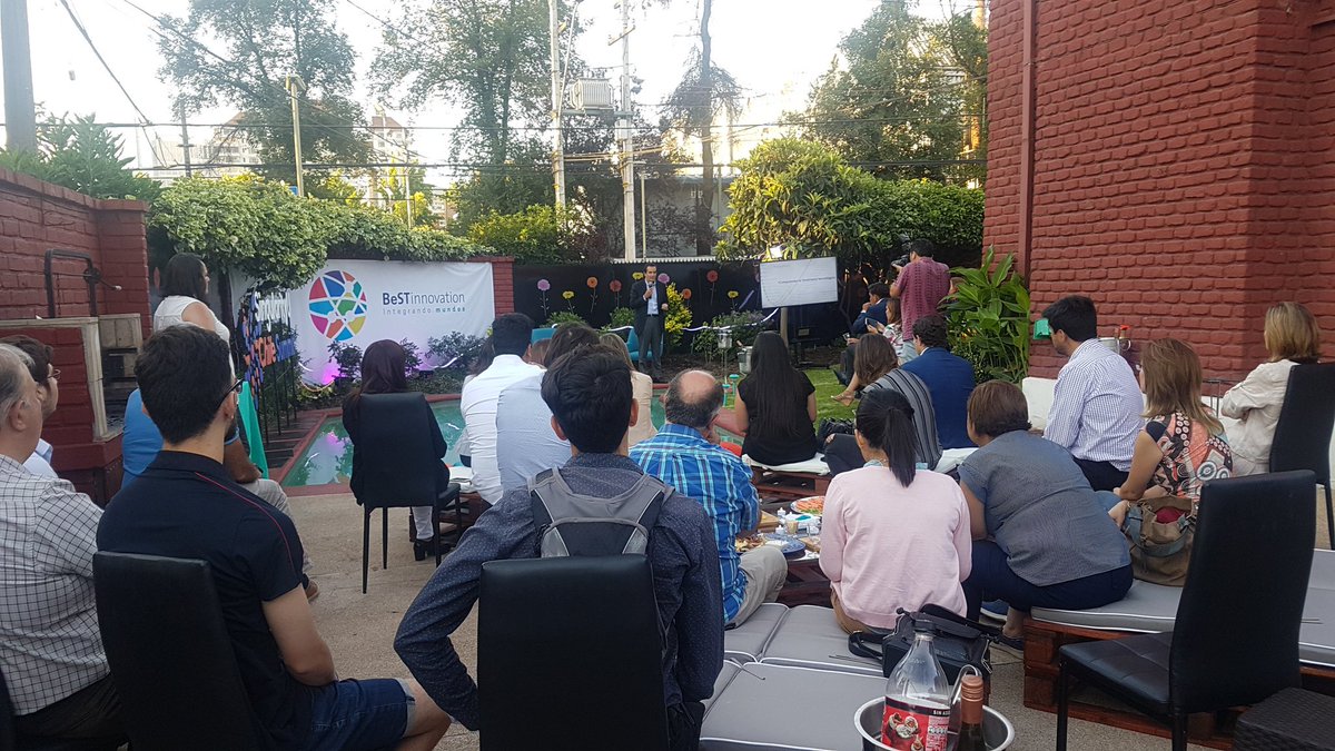 ChileTraduce's tweet image. "¡No es un problema tecnológico la sociedad ya cambió![...] ¿pagarías por Waze?" "Estamos en la primera revolucion del conocimiento" Hernán Orellana - miembro del Directorio de BCI en #BestTalks hoy conversatorio "Talentos en la Era Digital"