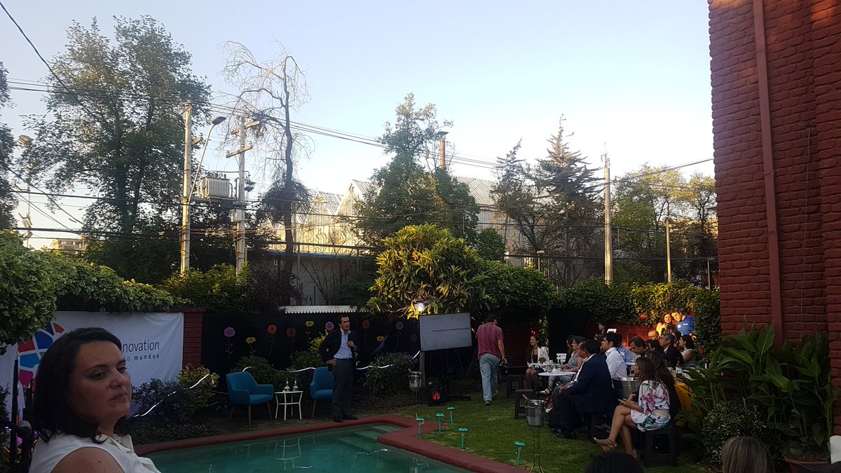 ChileTraduce's tweet image. "¡No es un problema tecnológico la sociedad ya cambió![...] ¿pagarías por Waze?" "Estamos en la primera revolucion del conocimiento" Hernán Orellana - miembro del Directorio de BCI en #BestTalks hoy conversatorio "Talentos en la Era Digital"