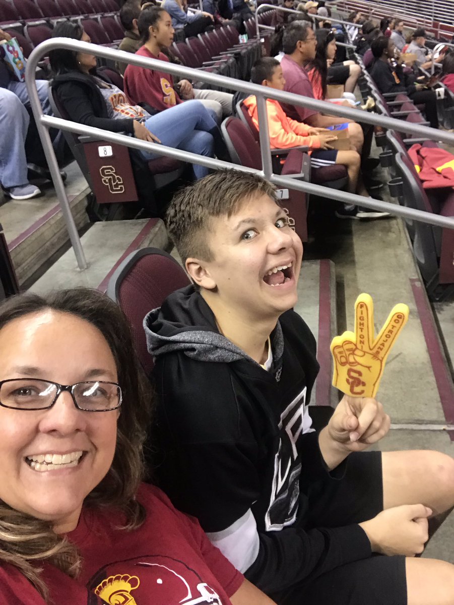 Mumm44120's tweet photo. #uscselfie #SCvolleyball https://t.co/6rnUKPAbEU
