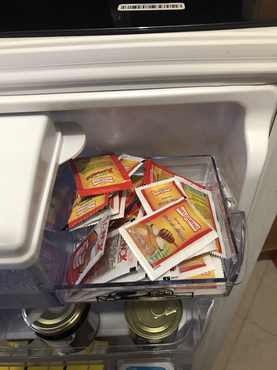 _NatuR_'s tweet photo. Tengo colección de sobresitos de salsa de tomate y miel que siempre pido que NO me envíen en los domicilios porque NUNCA los gasto, pero, al mejor estilo de mamá, me da lástima botarlos... 🤷🏻‍♀️ https://t.co/tuzwvg5gGC