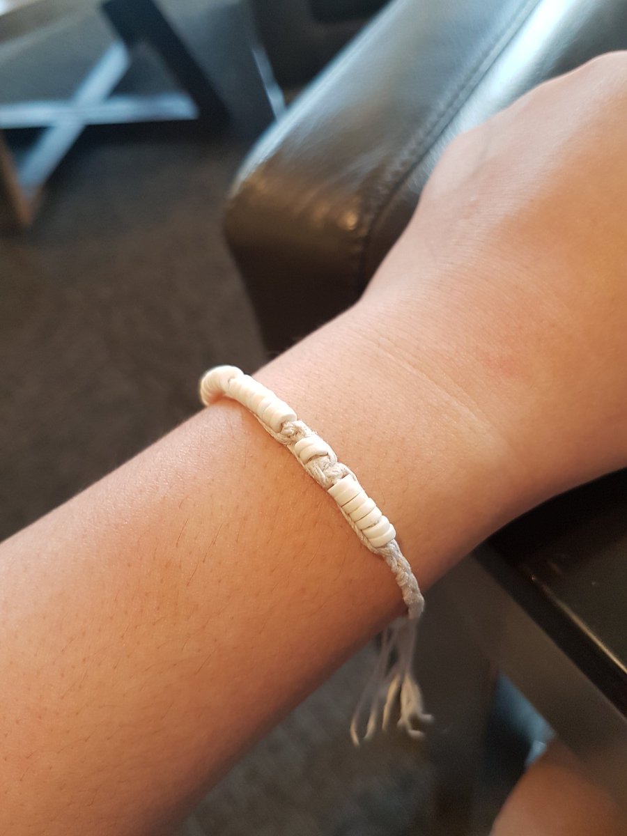 PalaeoJenn's tweet photo. Get you a friend who will wear a bracelet for 5 years, for science (@bones_canada)!

Longitudinal study on OES bead use-wear and diameter change wrapping up this winter.

(the good pic is from her) https://t.co/aUpZcCQYPg