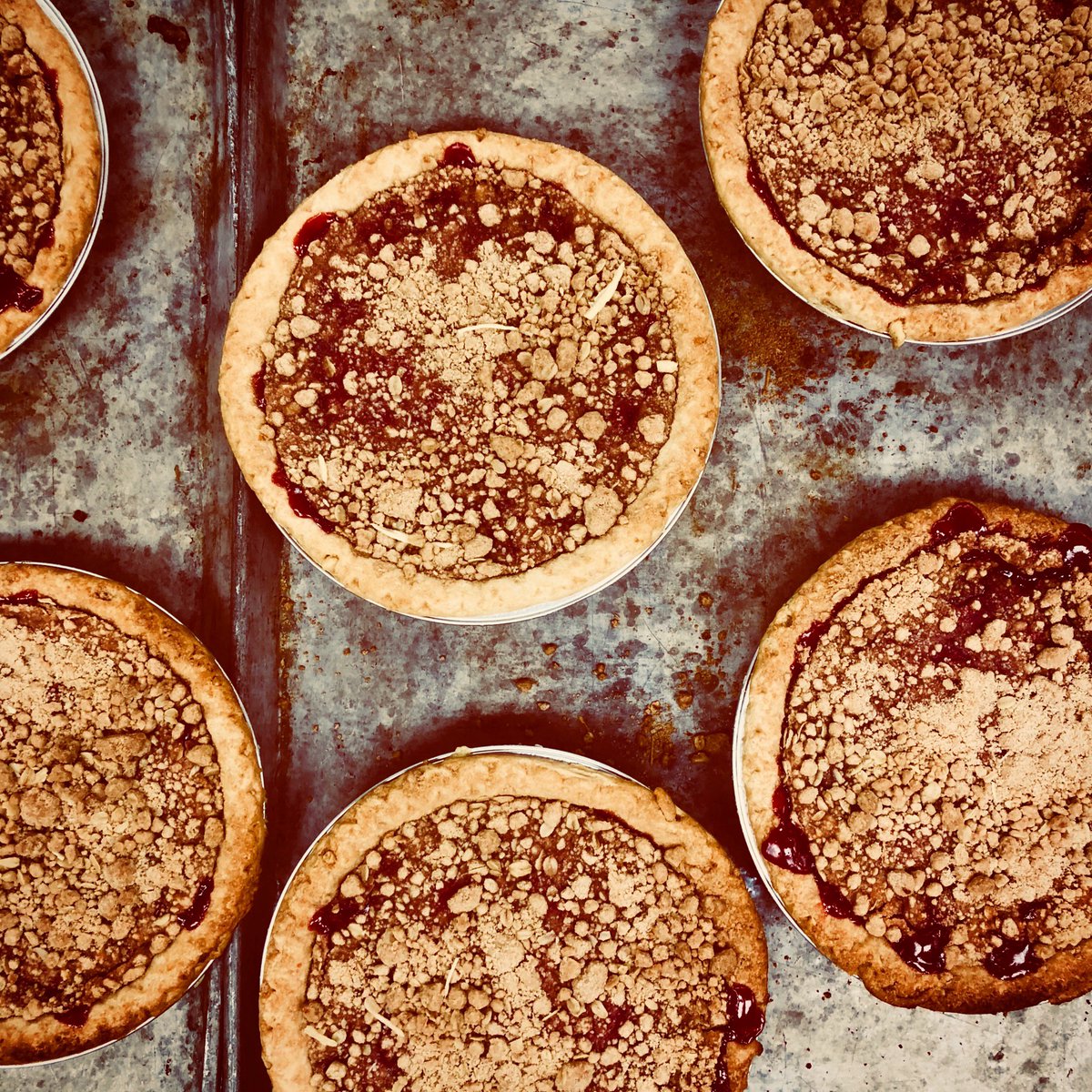 ItsYourBigBoy's tweet photo. Remember to come in to #bigboy your #Thanksgiving #pies.... Fresh baked #ApplePie #CherryPie #PumpkinPie #FrenchSilkPie... #thanksgivingpies #ThanksgivingEve #detroit #bigboystatue #americanicon #america #familydinner #familytime #LovedOnes #freshbakedpie https://t.co/XuEkMWjCKl