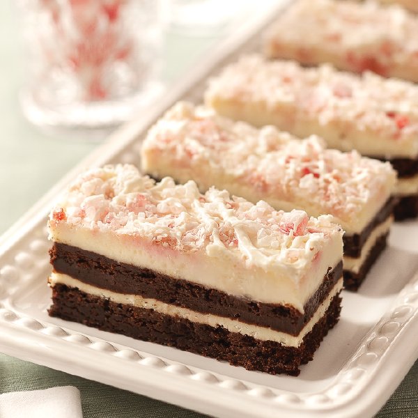 CBCrabCakes's tweet image. Celebrate the magic of the holidays with our delicious Peppermint Cake. bit.ly/2DEMpcK