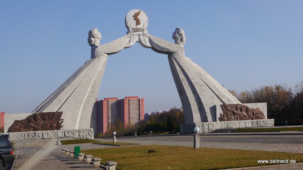 zeitneid's tweet photo. Impressionen aus einem isolierten Land - Nordkorea: Eine schicke Hauptstadt und ein großes Freilichtmuseum. Eigene Bilder: https://t.co/bYxq4P2TVT. Ein guter Bericht auch hier: https://t.co/tgvtAGh2wV https://t.co/B9w91QlOvO