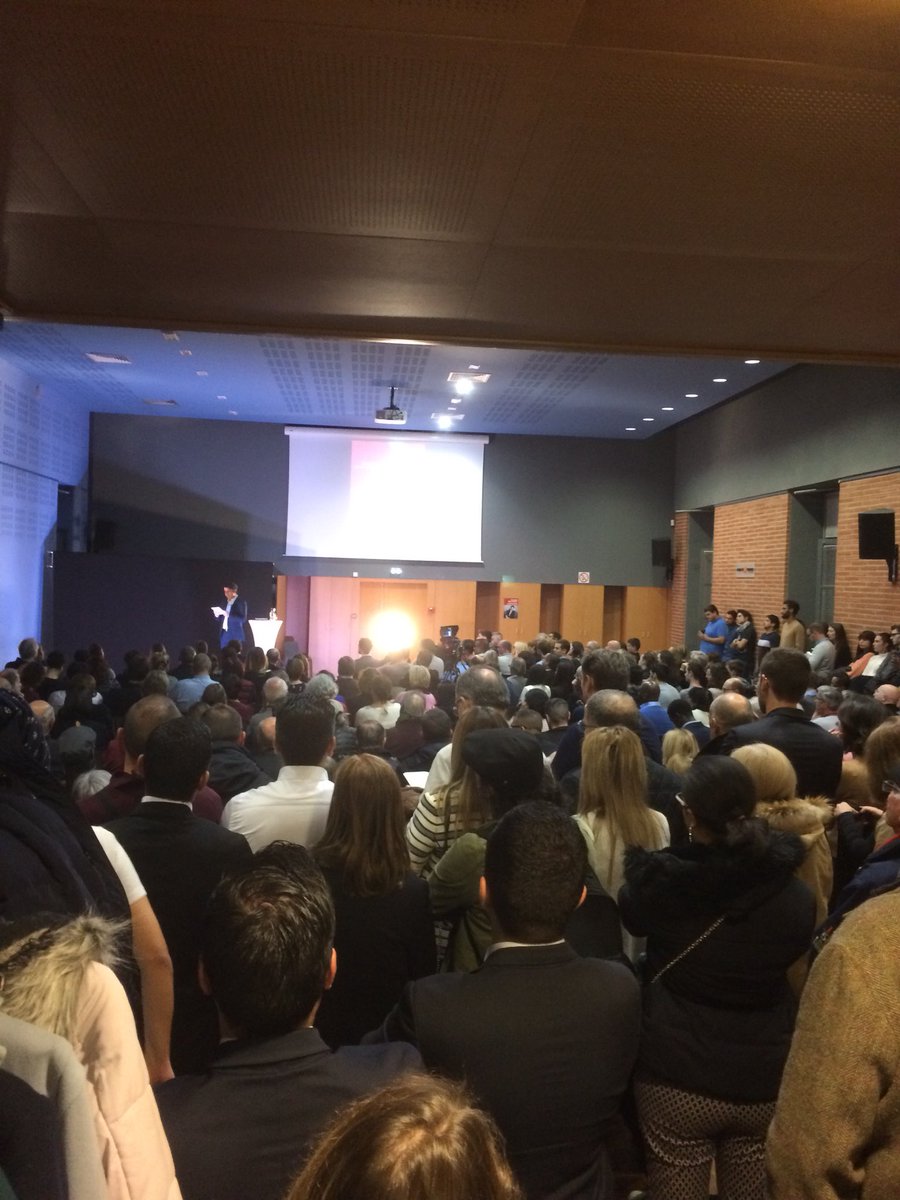 Salle pleine à craquer pour écouter @RomainCujives et son collectif pour la présentation du livre «  un chemin pour Toulouse ». Énormes applaudissements!