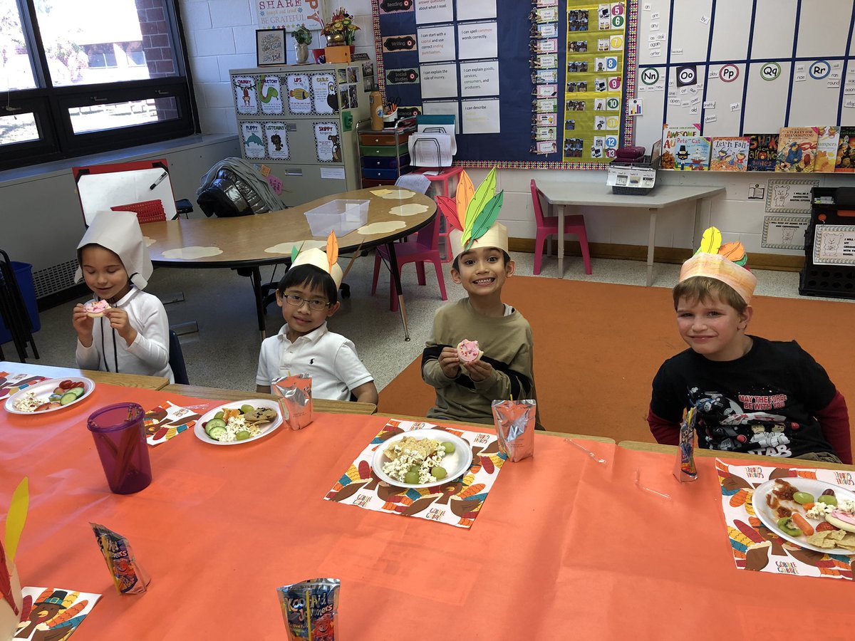Franoinfirst's tweet photo. Happy Thanksgiving from all my little Pilgrims and Native Americans; we had a blast at our Thanksgiving feast! @RosemontForest https://t.co/OU25tnUE0t