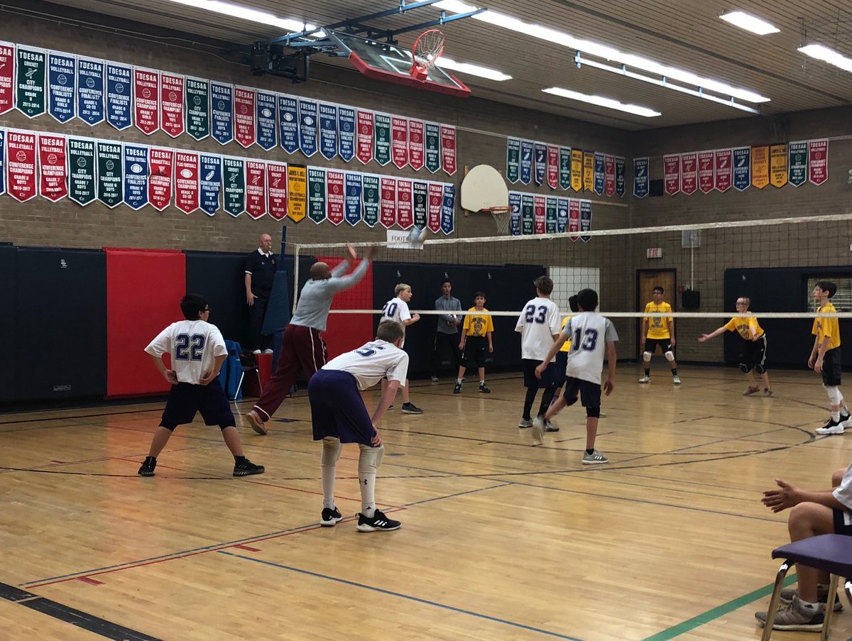 thisisjennkelly's tweet photo. @MarkPoyser1 of @JohnEnglishJM @tdsb doing the new “toss in rule” for the Gr7 vball tourney. #gettingbettereachgame #newrules #goroyals https://t.co/gsvEPDnBXL