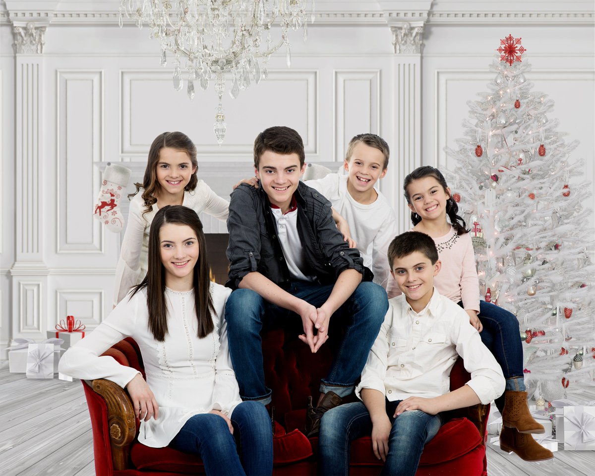 GHOperaHouse's tweet photo. Hey @NxtGenLeahy - we're looking forward to seeing you again December 19th! It just wouldn't be Christmas in Gravenhurst without an appearance by the Leahy family. Do you have any favourite Christmas traditions or memories?

#Gravenhurst #Muskoka #Christmas #Concert #Family https://t.co/oG5kMSYHdx